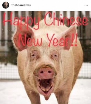 吴彦祖在Instagram上传拜年配图，被指“猪太”丑，遭中国网民质疑他辱华。 