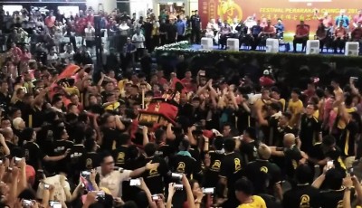 柔佛古庙游神开路先锋是海南会馆的赵大元帅,现场民众高喊“发啊!”迎接赵大元帅神像到来。
