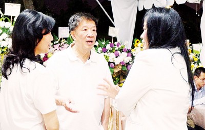 彭丽君(右)亲临丧府慰问陈国平(遭逢)与李月起(左)。