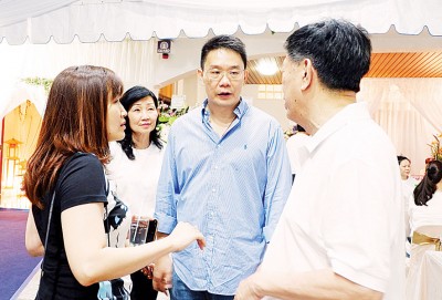 傅丽慧(左)与黄继樑(右2)慰问陈国平(右)与夫人李月起(左2)。