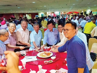 主桌嘉宾与首长曹观友捞生。