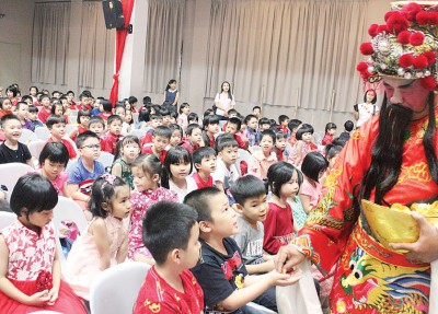 财神爷现身大派巧克力给予该校同学。