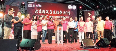 比勒巴主持"人民参与式预算案"推介礼，在场嘉宾有左起陈楚汉、吴思纶、李振兴、林明花、张翠珊、魏晓隆、卡斯杜丽及右起周键諵、苏勉彰、吴进安、吴清良、陈建宝、沙菲益、雅兹曼、吴俊益。