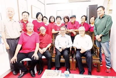 骆锦地（坐着左起）、李兴前、刘子健及蔡贵荣在己亥年元宵同乐画长卷进行前，与参与者合影。
