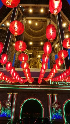 农历新年的晚间,极乐寺开放亮起全寺、万佛宝塔、大殿、观音圣像八角亭灯笼。
