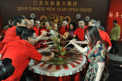 敦阿都拉曼阿巴斯(受到)引导嘉宾捞生,祈祷全民兴、红红火火、犯。