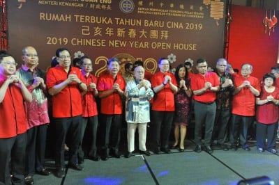 (左起)陈显裕、法力占、祝友成、刘子健、方炎华、敦阿都拉曼阿巴斯、林冠英伉俪、扎基尤丁、拉玛沙米与林吉祥夫妻,庆民众新年快乐。