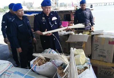 重达8吨的卷烟纸,已被水警全数充公。