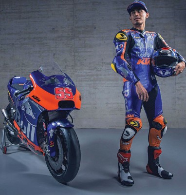 哈菲兹沙林与KTM Tech3车队的新赛车合影。
