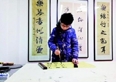 放假期间谢李在家练字，尽量不接触网络。
