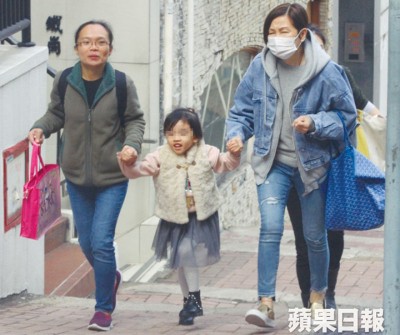 奶奶接送小糯米上兴趣班。
