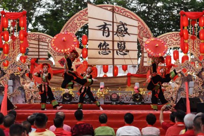 开场表演包括彝族舞蹈,令人目不暇给。