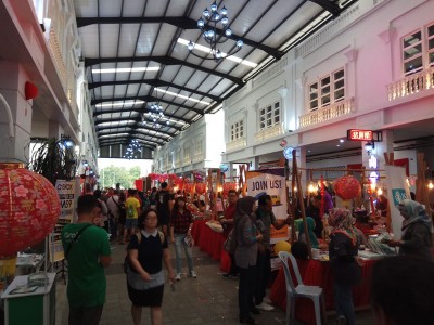 柜台新年商品展出琳琅满目,到。