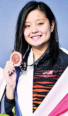 陈姿欣在吉隆坡东运会女子50米仰泳摘下铜牌。