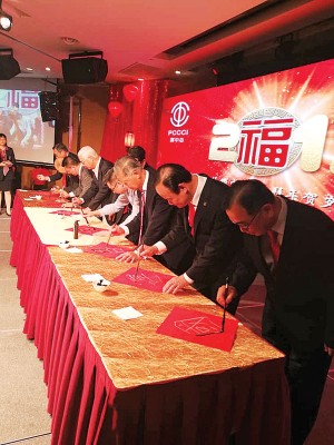 霹中究竟领导层与嘉宾挥春向各界拜年拜年,右起吗廖志明、倪可汉、刘瑞裕、林国璋、倪可敏、陈来顺和李爱贤。