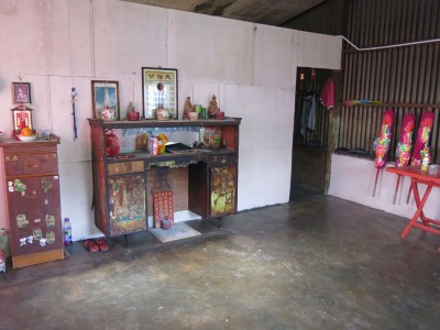 李阿孩的住家客厅摆设十分简单,在吉打州媒体俱乐部与E-IDAMAN公司的协助下,客厅安装白灯和更换电线后,增添光明。