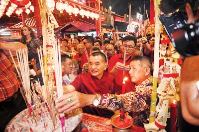 马华槟州联委会主席陈德钦为天公插香祈福。