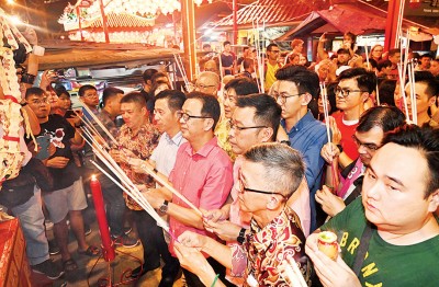 民政党全国主席刘华才及署理主席胡栋强一行人为天公祝寿。
