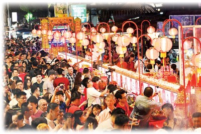 民众络绎不绝浏览150尺长的天公桌供品。