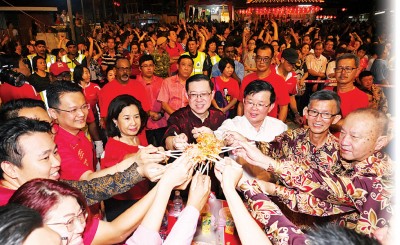 林冠英伉俪、曹观友、杨顺兴、黄顺祥、林秀琴与姓周桥执委，天公诞集体捞生。