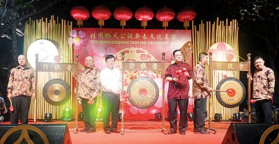 （左起）周勤益、周昌江、曹观友、林冠英、周汶稼及周明兴，为姓周桥拜天公庆典主持鸣锣。