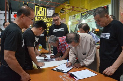 民众响应号召,签名反对废除死刑。