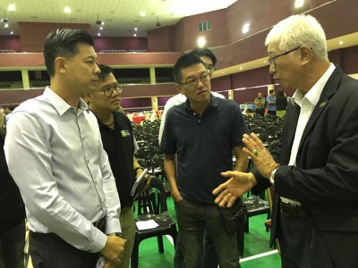 彭文宝向家具业者解说土地转换费的程序,左一为龚伟杰。