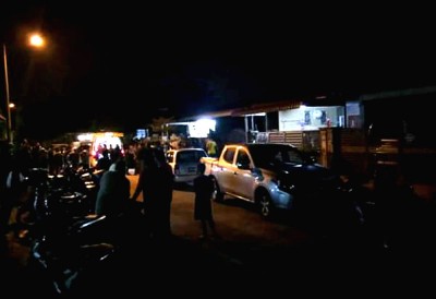事件为吸引了一部分群众聚集住在区门外。