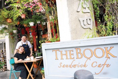 老板兼厨师的白杨伟量和太太Jacquilyn恩爱多年，牵手一起经营The Book Sandwich Cafe。
