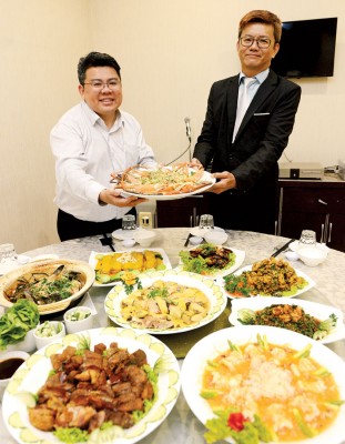 胡佑强（左）和经营伙伴一起呈现多元美食佳肴。