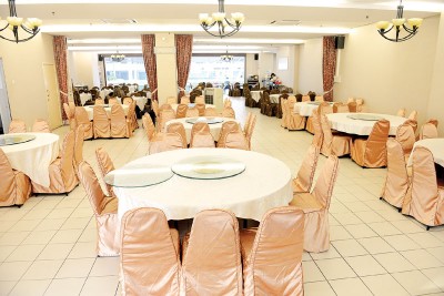 宽敞的餐厅共容纳30张大桌子，分4人、6人和10人桌，桌上附有手动转盘，适合一家人叫一大桌菜肴共享。
