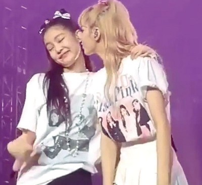 BLACKPINK 4姝姐妹情深，Lisa（右）几度情不自禁与Jennie大玩亲亲。