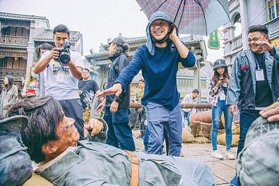 周星驰新片《新喜剧之王》在香港上映票房开红盘。