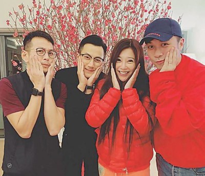 刘恺威(左二)与新五虎队友古巨基(右一)、吴家乐(左一)和好友傅明宪聚会。