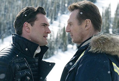 Liam Neeson（右）与黑道正面对决。