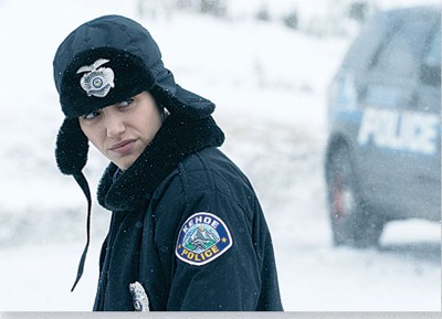 Emmy Rossum饰演女警。