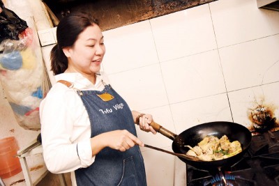 热爱下厨的Nicki，平日爱好便是研发新的客家小菜。暖心料理、正中客家美味，爽朗热情的她用精湛的手艺留住食客的心。