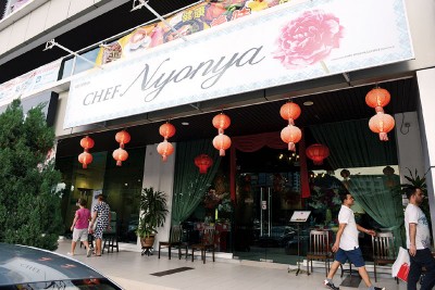 想品尝正宗娘惹餐，就到Vantage Tanjung Tokong找Chef Nyonya吧！营业时间为星期一至星期日11.30am-3pm、6pm-10pm，每逢星期三休息。