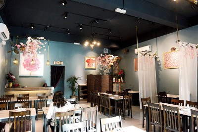Chef Nyonya店内每个角落都是关于娘惹的记忆,哥峇雅、碗盏、花卉、水壶等,一并体验身处旧年前的娘惹文化环境里用餐。