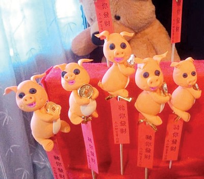 造型可爱的猪宝宝抱着金币，象征好预兆。