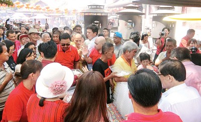 逾150名各族贫民与流浪汉在布施活动中受惠。