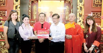 刘俐鋗颁发感谢状予《光华日报》。左为郑伊玲，右起为周慧妮、主法和尚释真典法师、梁宗宝、黄荣盛。