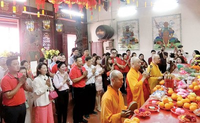 黄荣盛与一众企业家在观音亭诵经祈福。