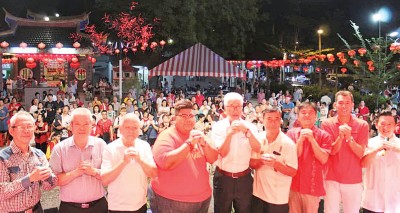 翁晖东（左起）、洪亚福、孙福气、邱暐哲、彭文宝、冯瑞南、陈庆华及李建苇在开幕击鼓仪式后与民众大合影。