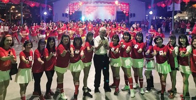 500人排舞迎元宵，现场欢腾。