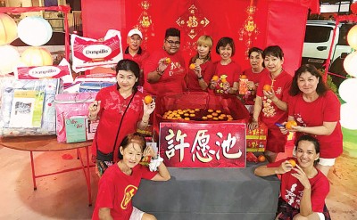抛柑是元宵传统文化精髓，民众填上名字及写上祝福语以赢取Danpillo产品。 