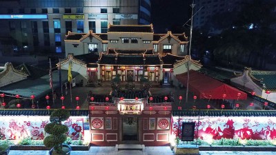 柔佛古庙的后方添增一座两层高的新建筑后，让古庙看起来不再有压逼感，不会仿如被四周高楼“压顶”。