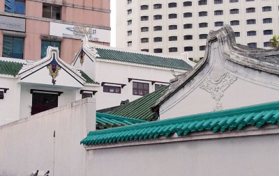 新旧对照，古庙主身和新楼的建筑格式一样，例如马背。