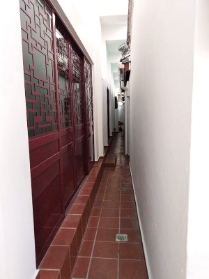 新楼（左边）与古庙主身的建筑隔着一道空间，古庙主身没有受到影响。
