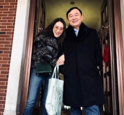 他信在推特上发文：“开心点，生命还要继续，大家抬起头向前行！”